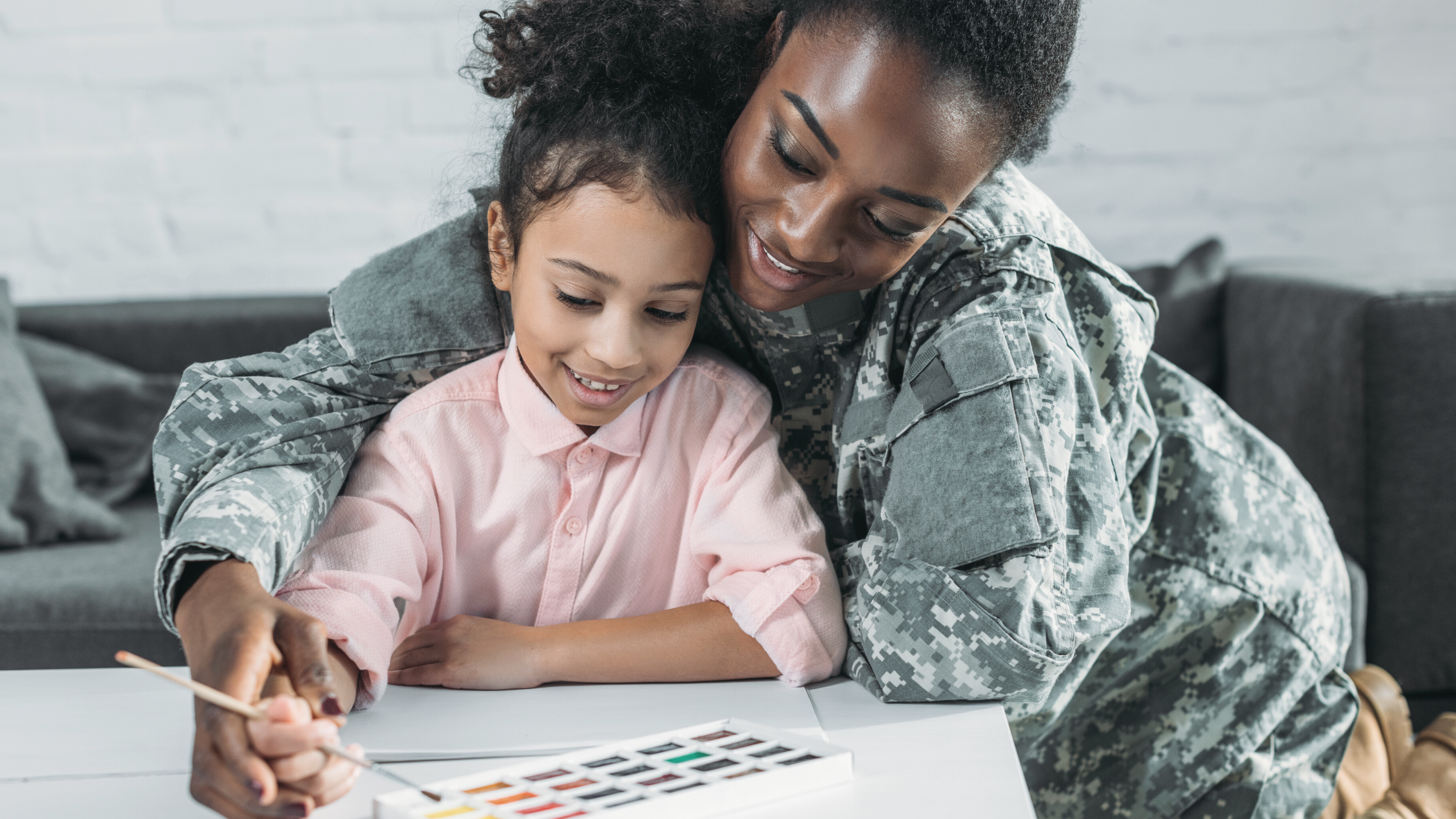 Une militaire et sa fille préparant le déménagement